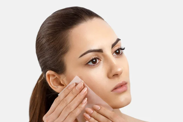 Cuidado Piel Beauty Face Mujer Quitando Aceite Cara Usando Papeles — Foto de Stock