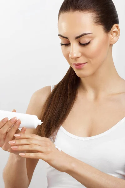 Handpflege Nahaufnahme Weiblicher Hände Die Creme Lotion Auftragen Schöne Frauenhände — Stockfoto