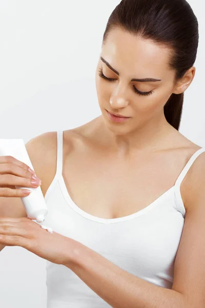 Belas Mãos Mulher Com Mãos Cream Woman Aplicando Creme Hidratante — Fotografia de Stock