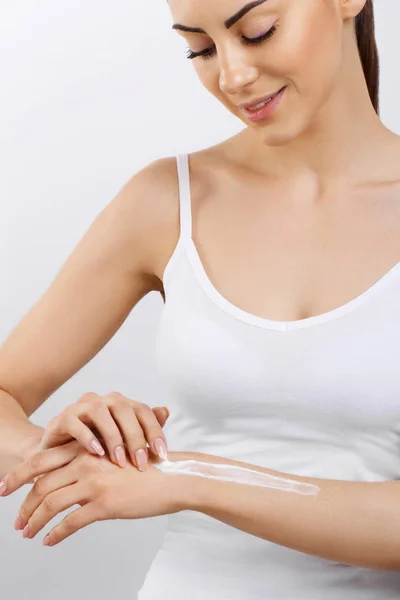 Hand Skin Care Beautiful Woman Applying Moisturizing Cream Her Hand — Stock Photo, Image