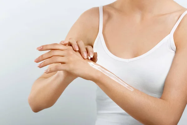 Close Mãos Femininas Aplicando Creme Mão Cuidados Com Pele Mão — Fotografia de Stock