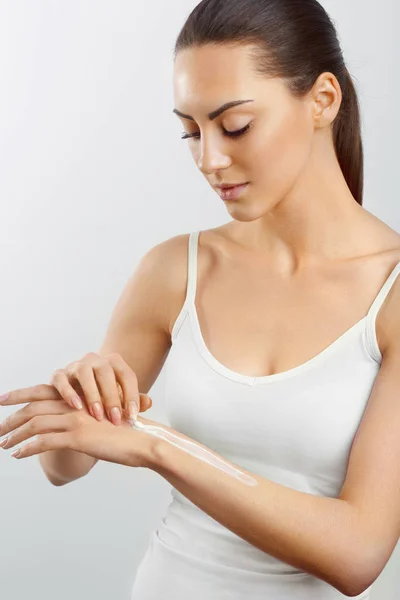 Cuidados Com Pele Mão Mulher Bonita Aplicando Creme Hidratante Sua — Fotografia de Stock