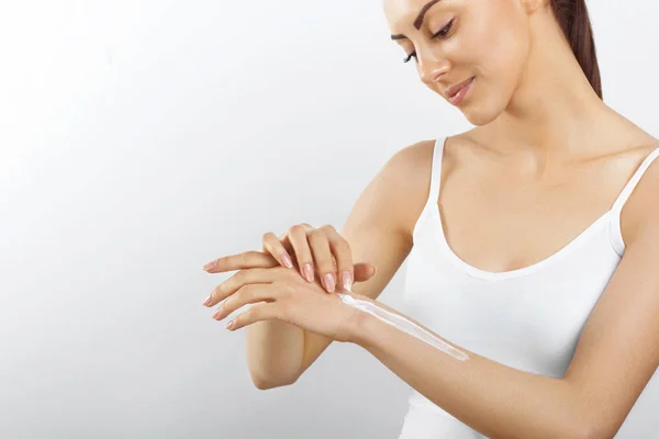 Saúde Cuidados Com Corpo Tema Bela Mão Feminina Com Creme — Fotografia de Stock
