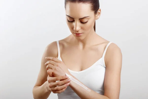 Hand Skin Care Close Female Hands Applying Cream Lotion Beautiful — Stock Photo, Image