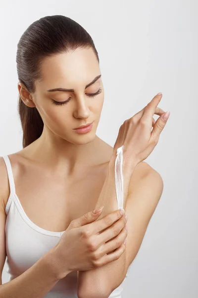 Cuidados Com Pele Mão Close Mãos Femininas Aplicando Creme Loção — Fotografia de Stock