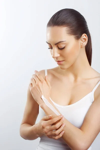 Saúde Cuidados Com Corpo Tema Bela Mão Feminina Com Creme — Fotografia de Stock