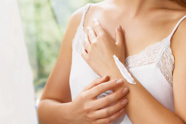 Mãos Femininas Aplicando Creme Loção Mãos Mulher Bonitas Pele Macia — Fotografia de Stock