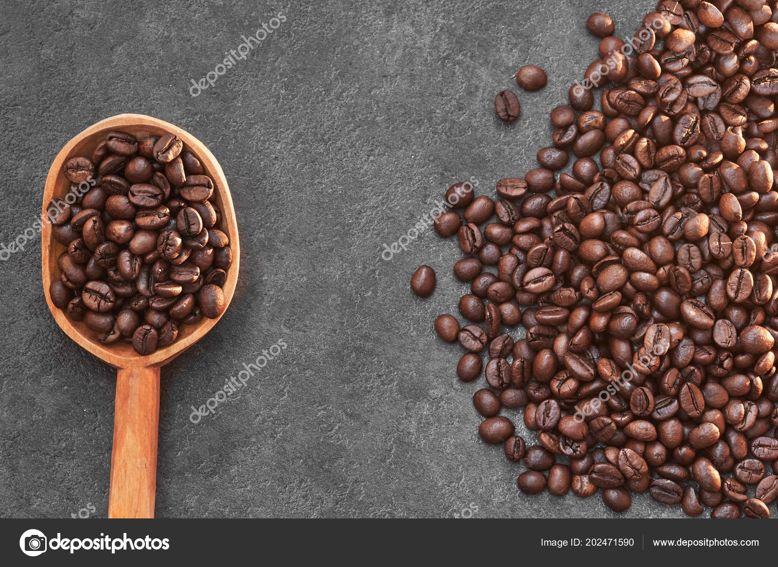 暗い背景にコーヒー豆の上から見る ストック写真 C Verona S