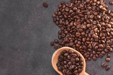 Masada tahta kaşıkla kahve çekirdekleri