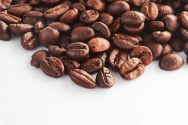 beyaz masa üzerinde kavrulmuş kahve çekirdekleri