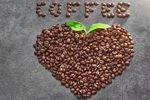 Kaffebönor Hjärta Form Grå Bakgrund Isolerade — Stockfoto