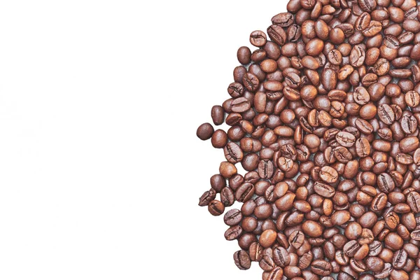 Gebrande Koffiebonen Met Ruimte Voor Tekst Geïsoleerd Witte Achtergrond — Stockfoto