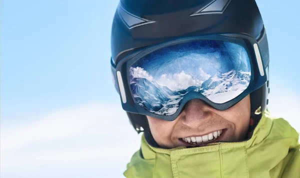 Primer Plano Las Gafas Esquí Hombre Con Reflejo Las Montañas —  Fotos de Stock