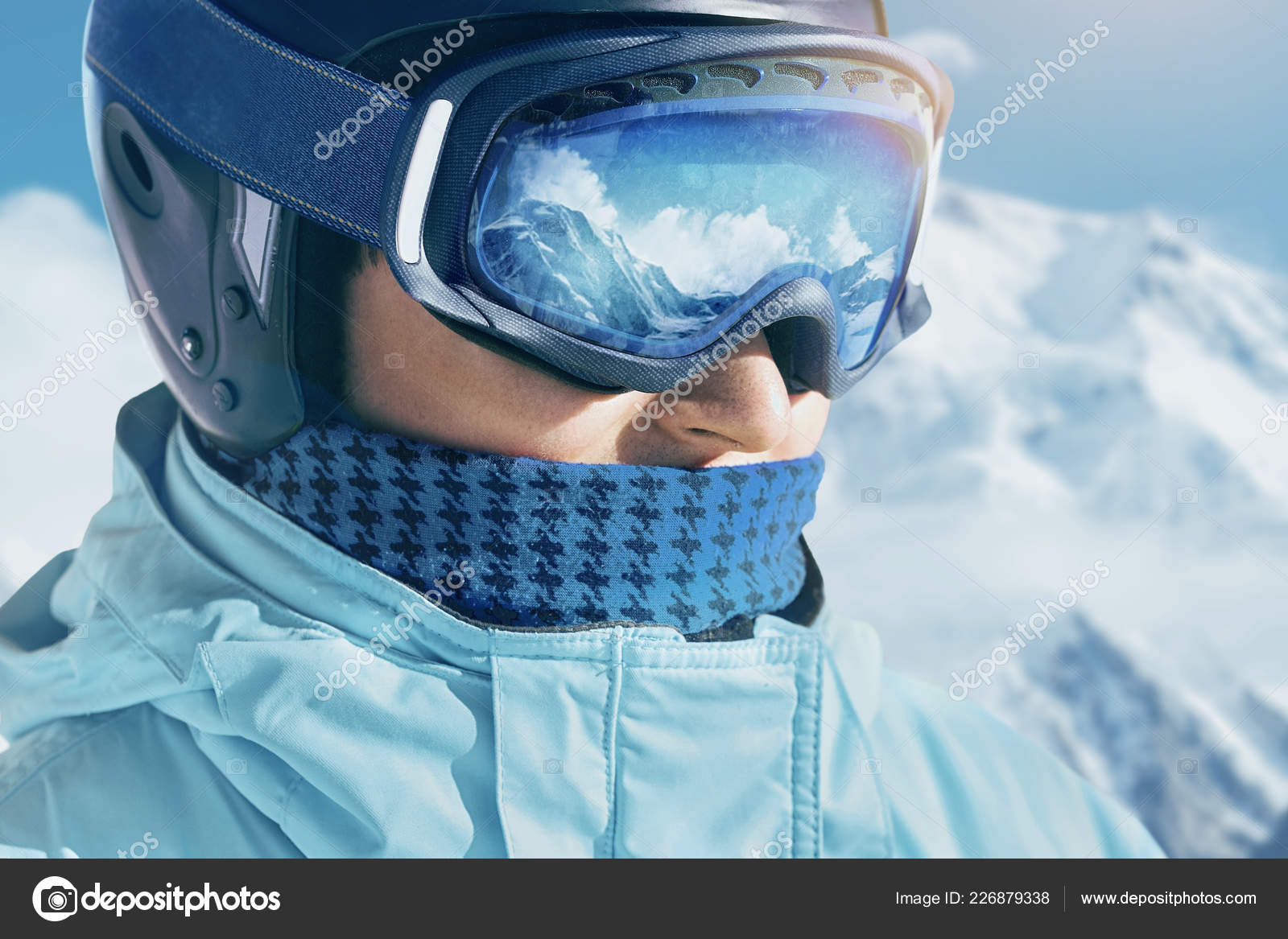 Primer Plano Las Gafas Esquí Hombre Con Reflejo Las Montañas: fotografía de  stock © verona_S #226879338