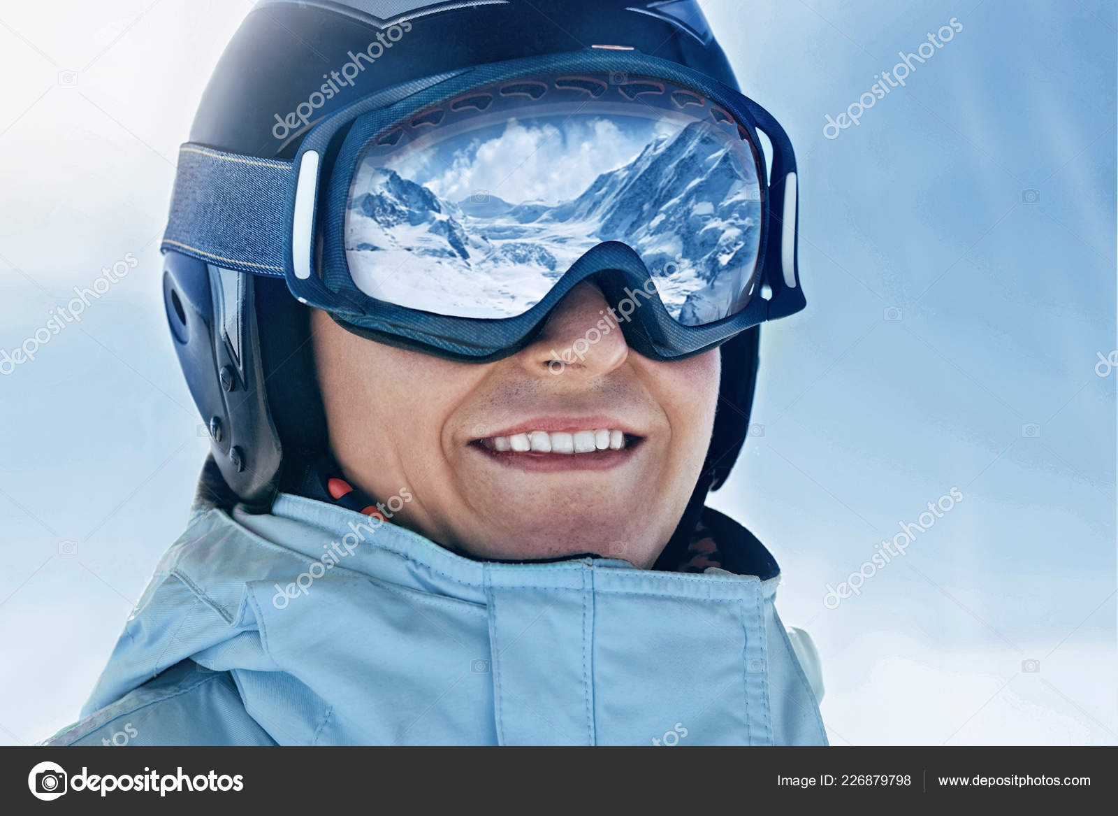 Lunettes De Ski Avec Le Reflet Des Montagnes Enneigées. Homme Sur Le Fond  De Ciel Bleu. Sports D'hiver.