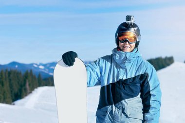 snowboard ve snowboard, portre bir arka planda dağların