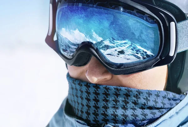 关闭一个人的滑雪护目镜与雪山的倒影 滑雪面罩上反射的山脉 背景蓝色天空上的人 戴着滑雪眼镜冬季运动 — 图库照片