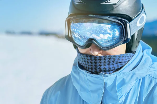 关闭一个人的滑雪护目镜与雪山的倒影 滑雪面罩上反射的山脉 背景蓝色天空上的人 戴着滑雪眼镜冬季运动 — 图库照片