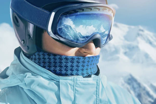 关闭一个人的滑雪护目镜与雪山的倒影 滑雪面罩上反射的山脉 在山和天空的背景下的滑雪胜地的人的画像 — 图库照片