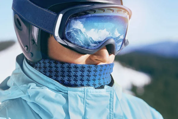 Gros Plan Des Lunettes Ski Homme Avec Reflet Des Montagnes — Photo