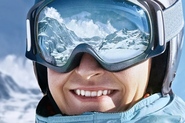 Retrato Del Hombre Estación Esquí Fondo Las Montañas Cielo Azul —  Fotos de Stock