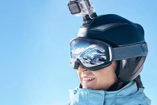 Lyžař Akční Kamera Helmu Lyžařské Brýle Odrazem Zasněžované Hory Portrét — Stock fotografie
