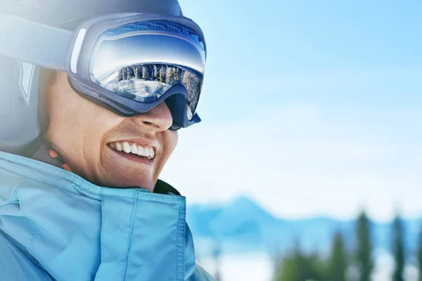 关闭一个人的滑雪护目镜与雪山的倒影 滑雪面罩上反射的山脉 在山和天空的背景下的滑雪胜地的人的画像 — 图库照片