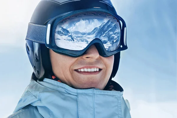 Närbild Skidglasögon Man Med Reflektion Julfest Bergen Bergskedja Återspeglas Ski — Stockfoto