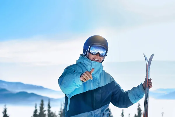 在山区和蓝天背景下的滑雪胜地的滑雪者肖像 布科维尔 一个人的滑雪护目镜 倒影着雪山 戴着滑雪眼镜冬季运动 — 图库照片