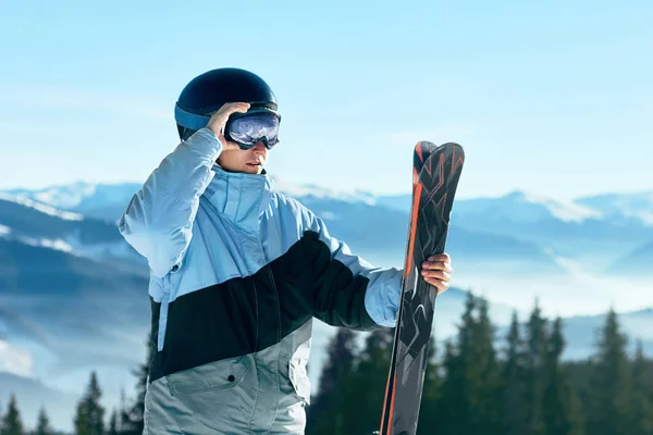 Retrato Esquiador Estación Esquí Fondo Las Montañas Cielo Azul Bukovel —  Fotos de Stock