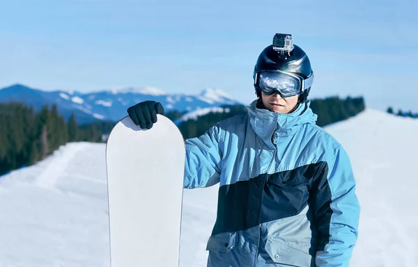 在山上的背景下 男子滑雪者与滑雪板站在一起 — 图库照片