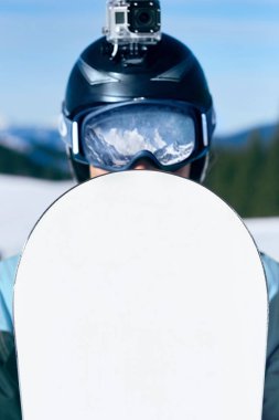 Kamera bir kask ile snowboard. Karpat Dağları, Bukovel snowboard snowboard portresi kapatın. Bir dağ kar maskesi yansıtıyordu. Kayak gözlüklü