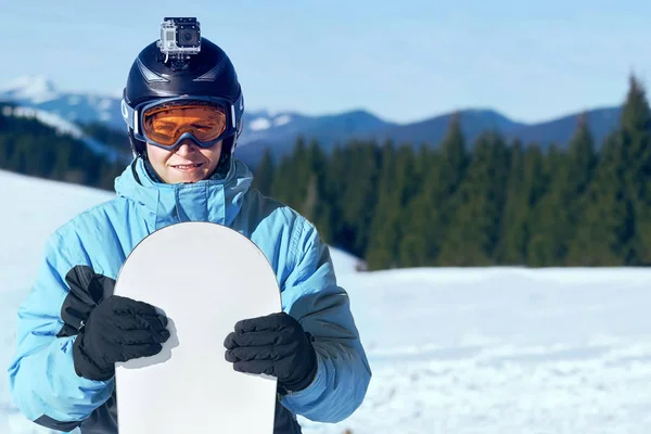 카메라와 스노입니다 Bukovel의 Snowboarder의 Snowboarder의 초상화를 닫습니다 범위는 마스크에 산에서 — 스톡 사진