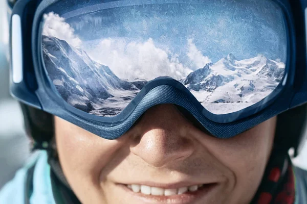 Feche Óculos Esqui Homem Com Reflexo Montanhas Nevadas Uma Cordilheira — Fotografia de Stock