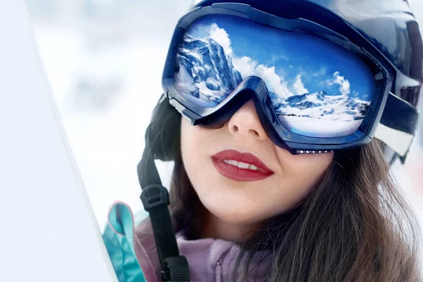 Portrait Jeune Femme Station Ski Sur Fond Montagnes Ciel Bleu — Photo