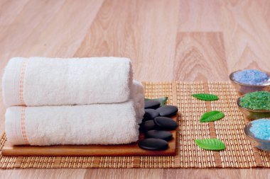Güzel spa ve sağlıklı yaşam ayarı kompozisyon Masaj tablo blackboard ile kopya alanı merkezinde rahatlayın. Havlu, tuz, Plumeria çiçek, spa tedavisi için kase. Spa ürünleri 