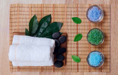 Üstten görünüm sıcak taş blackboard kopya alanı ile masaj tedavi için ayarlama. Havlu, tuz, Plumeria çiçek, kopya alanı ile spa terapisi için kase. Masaj tablo güzel spa kompozisyonu