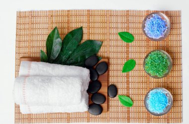 Üstten görünüm sıcak taş blackboard kopya alanı ile masaj tedavi için ayarlama. Havlu, tuz, Plumeria çiçek, kopya alanı ile spa terapisi için kase. Masaj tablo güzel spa kompozisyonu