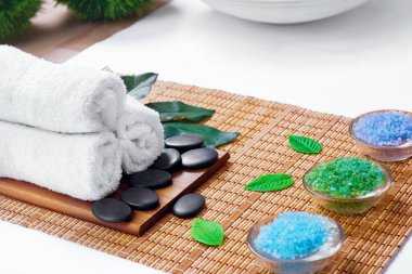 Güzel spa ve sağlıklı yaşam ayarı kompozisyon Masaj tablo blackboard ile kopya alanı merkezinde rahatlayın. Havlu, tuz, Plumeria çiçek, sıcak kase spa terapi için taşlar. Spa ürünleri 