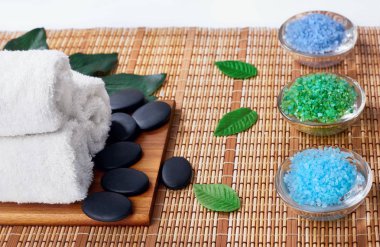 Üstten görünüm sıcak taş blackboard kopya alanı ile masaj tedavi için ayarlama. Havlu, tuz, Plumeria çiçek, kopya alanı ile spa terapisi için kase. Masaj tablo güzel spa kompozisyonu