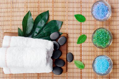 Üstten görünüm sıcak taş blackboard kopya alanı ile masaj tedavi için ayarlama. Havlu, tuz, Plumeria çiçek, kopya alanı ile spa terapisi için kase. Masaj tablo güzel spa kompozisyonu
