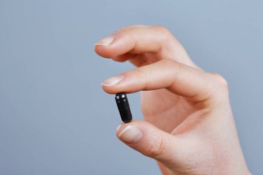 Aktif kömür kadın elinde tablet. 