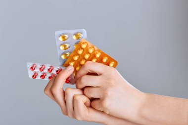 Küresel sağlık ve tıp kavramı. Farklı Tablet blisterler tatlı sürüsü tutan kadın. Hayatını kurtarmayı Servisi, yasal eczane, ilaç, kan basıncı reçete. -Görüntü 