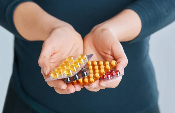 Vitaminas Suplementos Primer Plano Las Manos Mujer Sosteniendo Variedad Coloridas — Foto de Stock