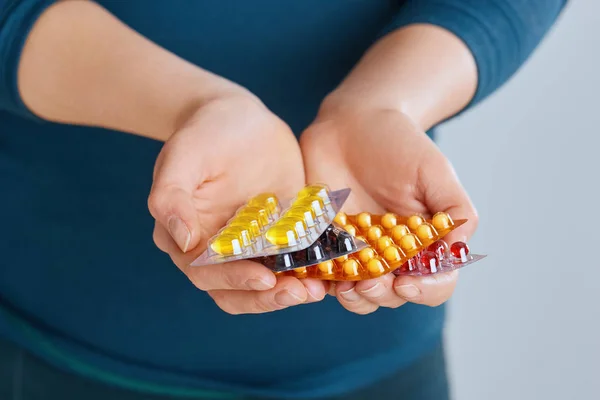 Vitaminas Suplementos Primer Plano Las Manos Mujer Sosteniendo Variedad Coloridas — Foto de Stock