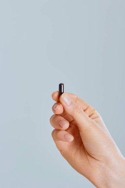 Vitaminler ve diyet takviyeleri. Vitamin hapı elinde tutan kadın. İlaç alarak mutlu kız closeup. Sağlıklı beslenme beslenme kavramı. Aktif kömür kadın elinde görüntü tablet.