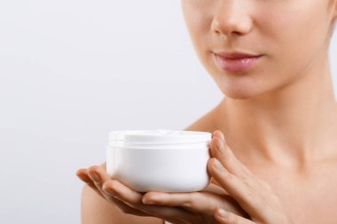 Güzel genç kadın temiz taze cilt ile uzağa bak. Kız Güzellik yüz bakımı. Yüz tedavi. Kozmetik, güzellik ve spa.