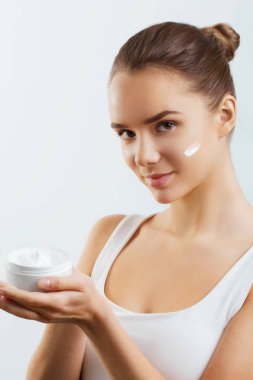 Cilt Bakımı. Güzellik kavramı. Genç güzel kadın Holding kozmetik Cream.Girl taze cilt, antiaging kavramı ile. Spa. Güzellik kavramı. Kadın, taze makyaj ve mükemmel cilt