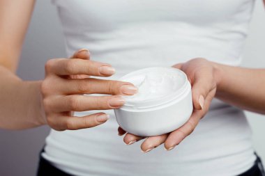 El Cilt Bakımı. Krem Tüp, kadın el ile doğal manikür çivi uygulamak kozmetik el Creaapply, uygulama, tutan eller merhem, Güzellik, Güzellik, vücut, welness, bakım, m yumuşak ipeksi sağlıklı cilt üzerinde kapat. Güzellik ve vücut bakım kavramı