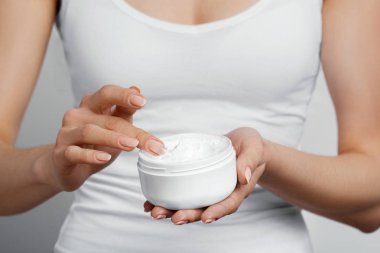 El Cilt Bakımı. Krem Tüp, tutan eller kadın el Kozmetik el kremi yumuşak ipeksi sağlıklı cilt üzerinde uygulama doğal manikür çivi ile kapatın. Güzellik ve vücut bakım kavramı